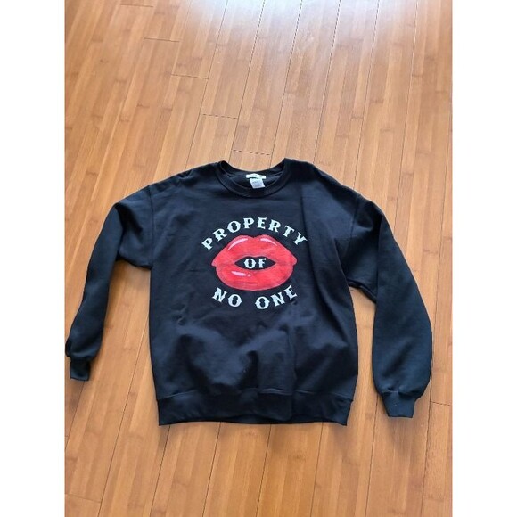 Love Tribe Property No One Lips Sweatshirt Large NWOT - Picture 1 of 3